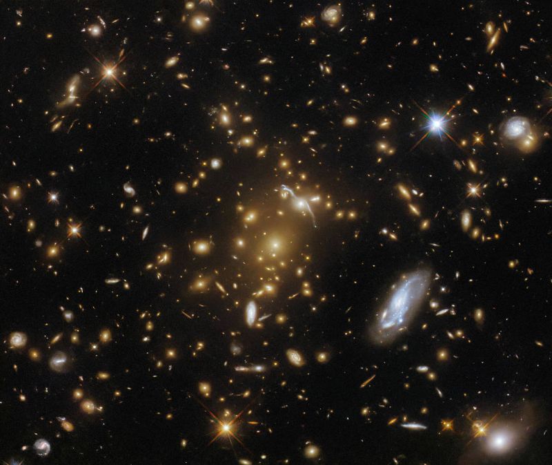Хаббл показал галактическое скопление, изгибающее свет - фото