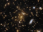 Хаббл показал галактическое скопление, изгибающее свет