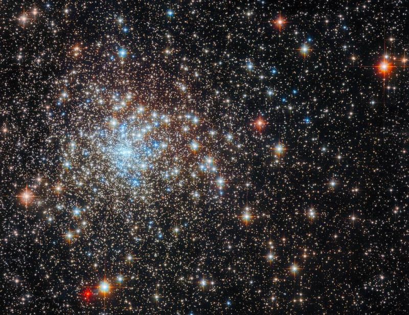 “Хаббл” заглянул в блестящее звездное скопление - фото