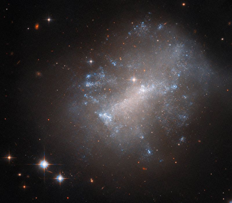 Хаббл показал раздувающуюся иррегулярную галактику - фото