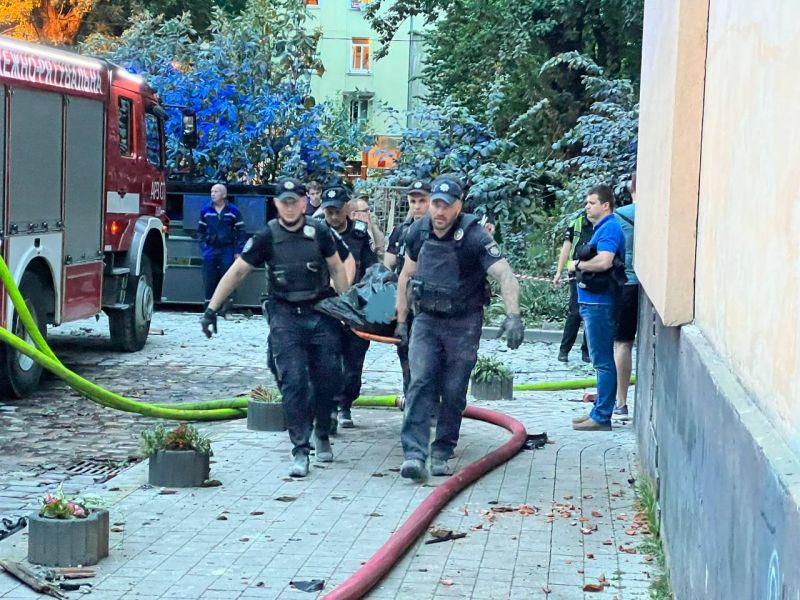 Из-под завалов во Львове достали трех погибших - фото