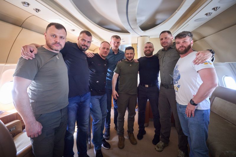 Из Турции домой возвращаются командиры защитников "Азовстали" - фото