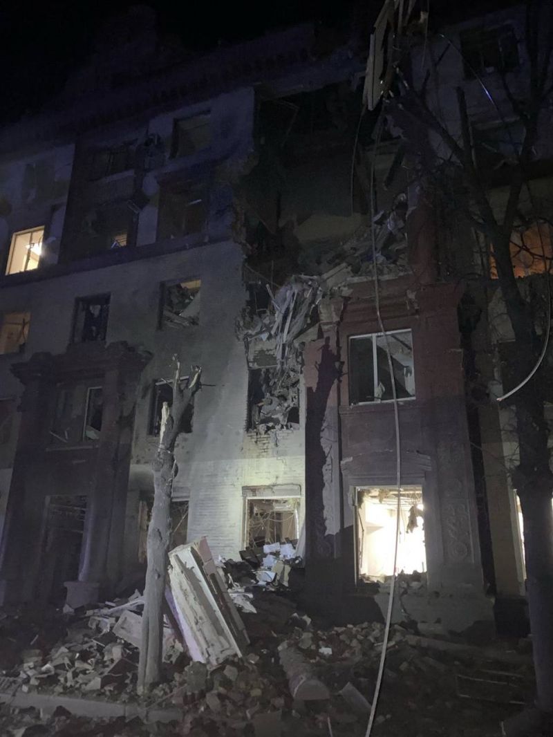 рф попала ракетой в жилую многоэтажку в Запорожье - фото