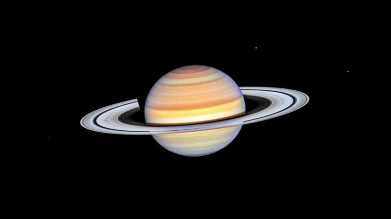 "Хаббл" наблюдает "сезон спиц" на Сатурне - фото
