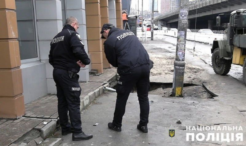 Правоохранители показали проседание грунта над "Демеевской" и протечки в тоннеле - фото