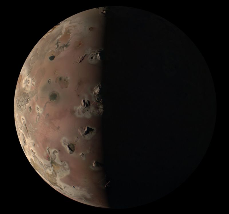 Аппарат "Юнона" показал с близкого расстояния вулканический спутник Юпитера - фото