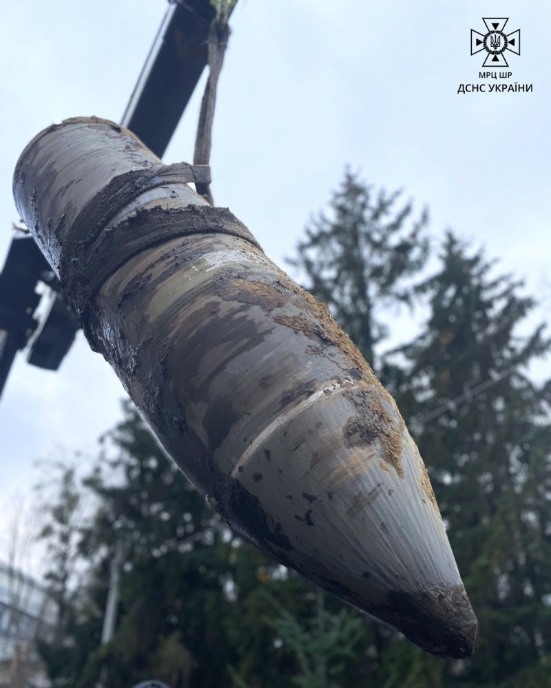 ГСЧС показала изъятие в Киеве боевой части сбитой ракеты "Кинжал" - фото