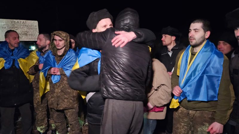 Из российского плена вернулись более 200 украинских защитников и гражданских - фото