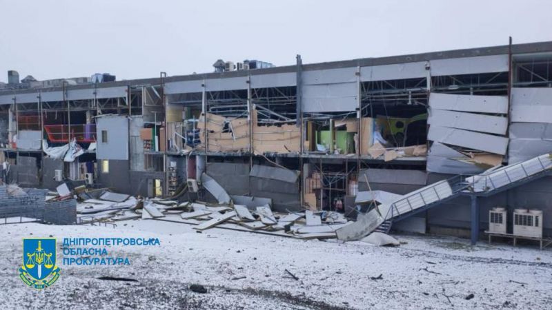 Рашисты атаковали ракетами торговый центр и другие гражданские объекты на Днепропетровщине - фото