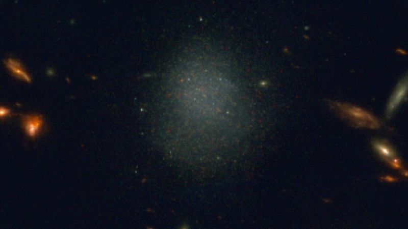 Астрономы обнаружили галактику, которой не должно существовать - фото