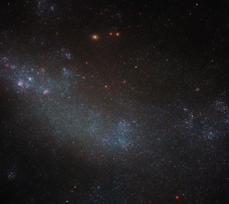 "Хаббл" показал галактику, окутанную звездами - фото