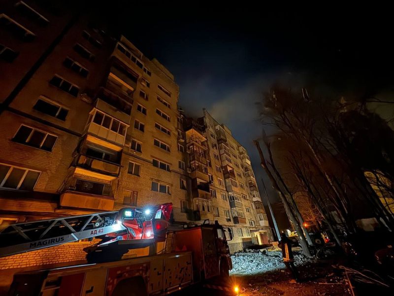 Рашисты попали "шахедом" по многоэтажке в Днепре - фото