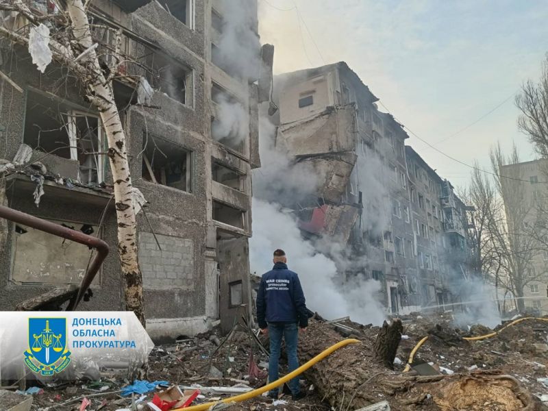 Рашисты ударили по жилой многоэтажке и медучреждению в Селидово, есть погибшие - фото