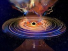 Астрономы обнаружили крошечную черную дыру, неоднократно пробивающую газовый диск более крупной черной дыры
