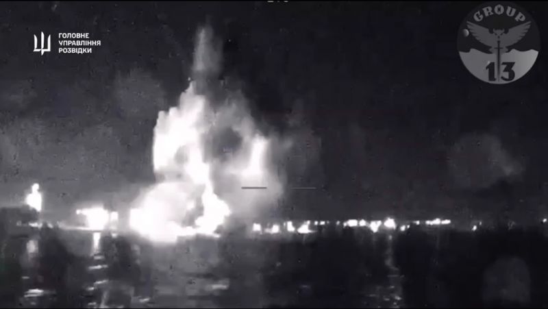 Морскими дронами уничтожены два российских катера - фото
