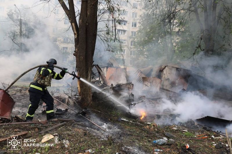 Рашисты массированно ударили по жилым кварталам Харькова - фото