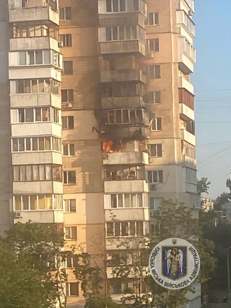 Рашисты ударили ракетой по Киеву, обломками поврежден жилой дом - фото
