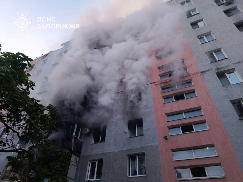 Более двух десятков человек пострадали в Запорожье в результате ракетной атаки - фото