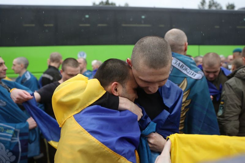 Домой вернулись 205 пленных украинских военных и гражданских - фото