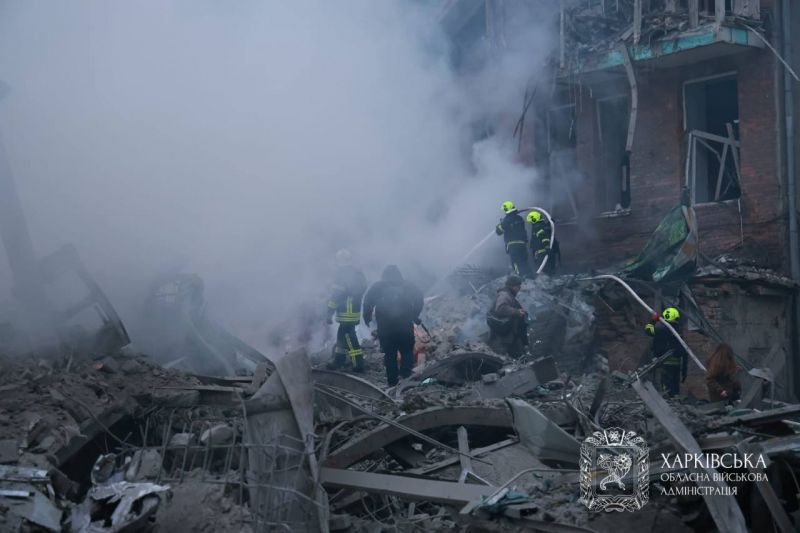 Рашисты нанесли удар баллистическими ракетами по жилому массиву Харькова - фото