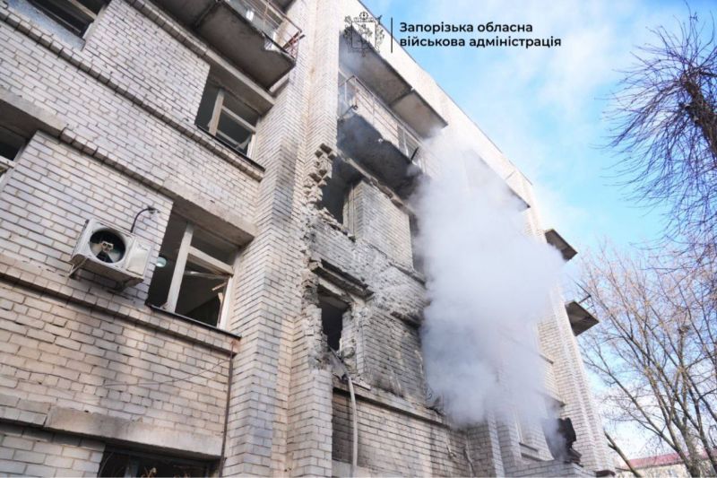 россияне атаковали роддом в Запорожье - фото