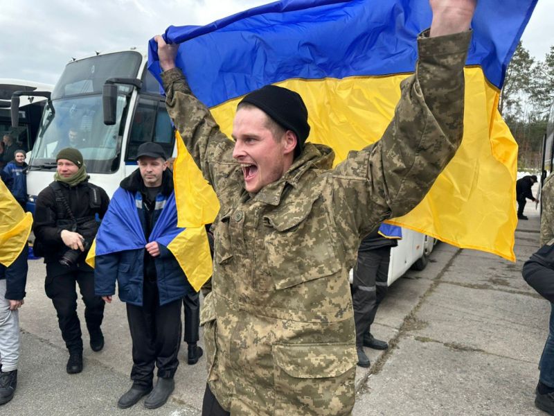 Еще 300 защитников и два гражданских украинца освобождены из российского плена - фото