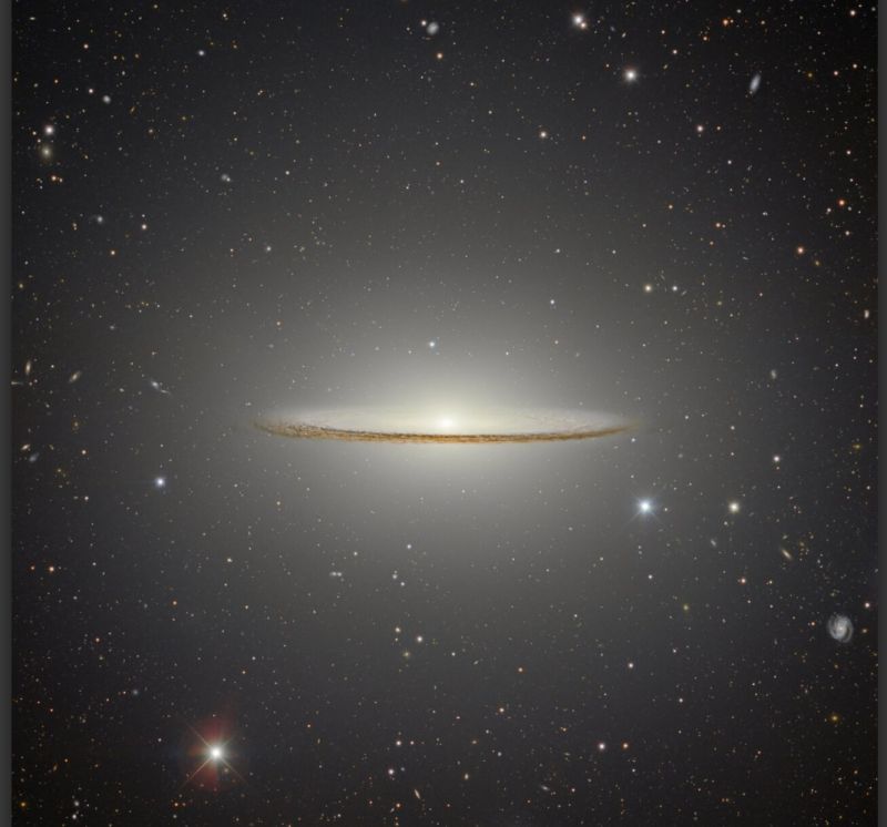 «Камера темной энергии» запечатлела тусклые светящиеся очертания галактики «Сомбреро» - фото