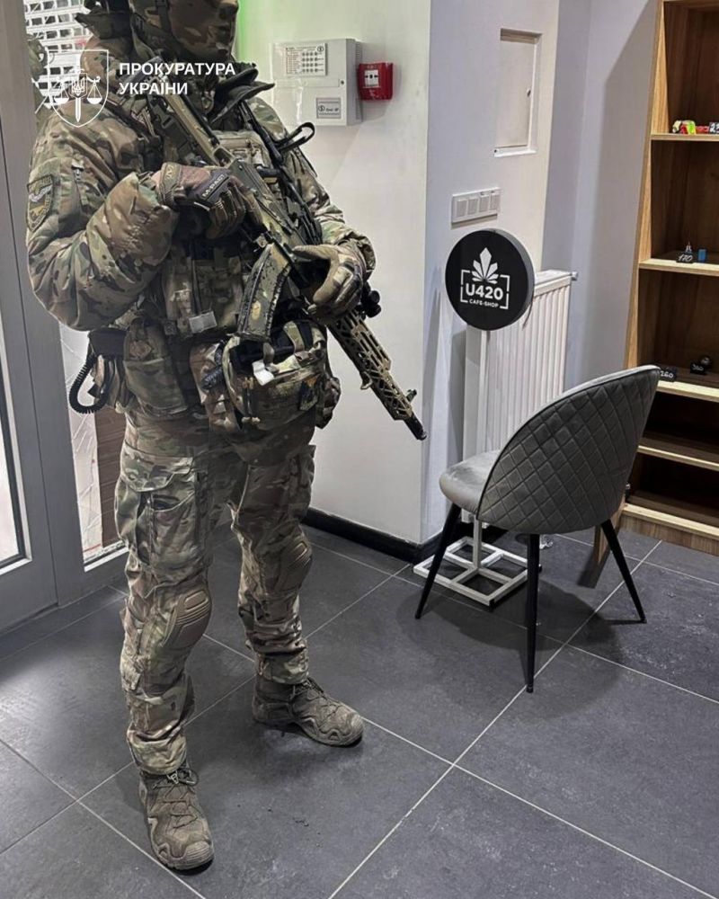 Правоохранители проводят обыски в сети магазинов U420 - фото