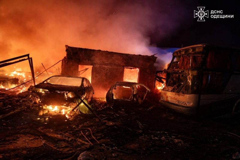 Рашисты массированно атаковали беспилотниками Измаильский порт - фото