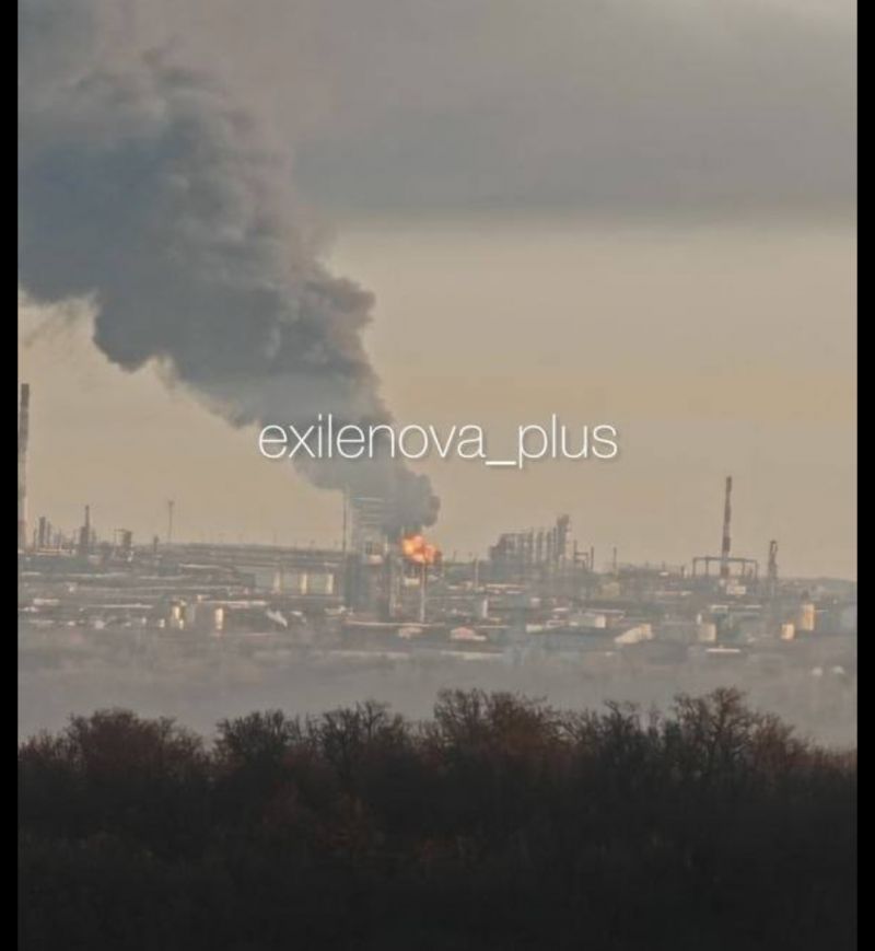 В Уфе в результате атаки горит нефтеперерабатывающий завод - фото