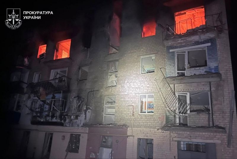 В Марганце рашисты убили маленького ребенка, нанеся удар дроном по многоквартирному дому - фото