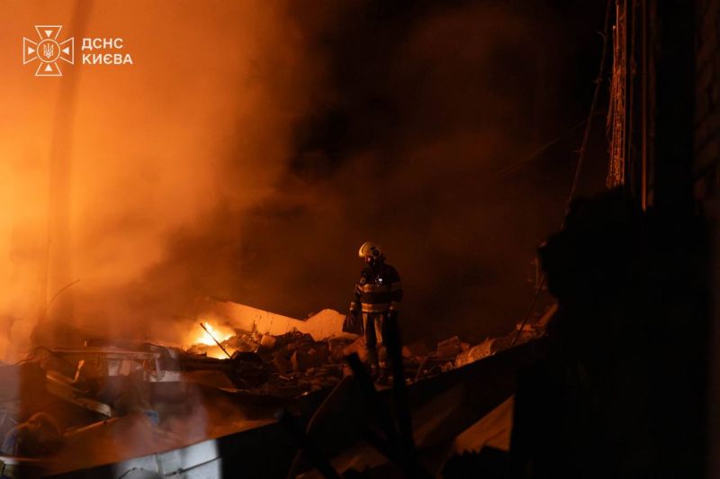 Враг ударили баллистикой по территории детской больницы в Шевченковском районе Киева - фото