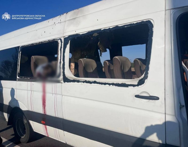 На Днепропетровщине россияне прицельно атаковали маршрутку, есть погибшие - фото