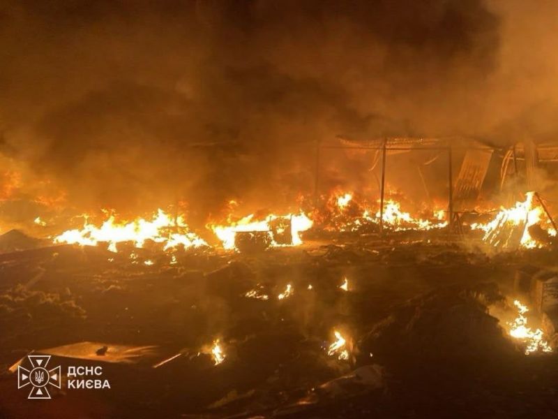 В Киеве в результате вражеской атаки произошли разрушения и пожары, есть пострадавшие - фото